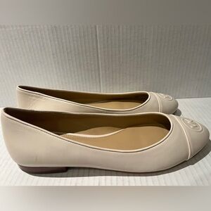 MICHAEL KORS Dylan Flats NEW Women’s Size 7.5M 1/4” heel Ivory color.